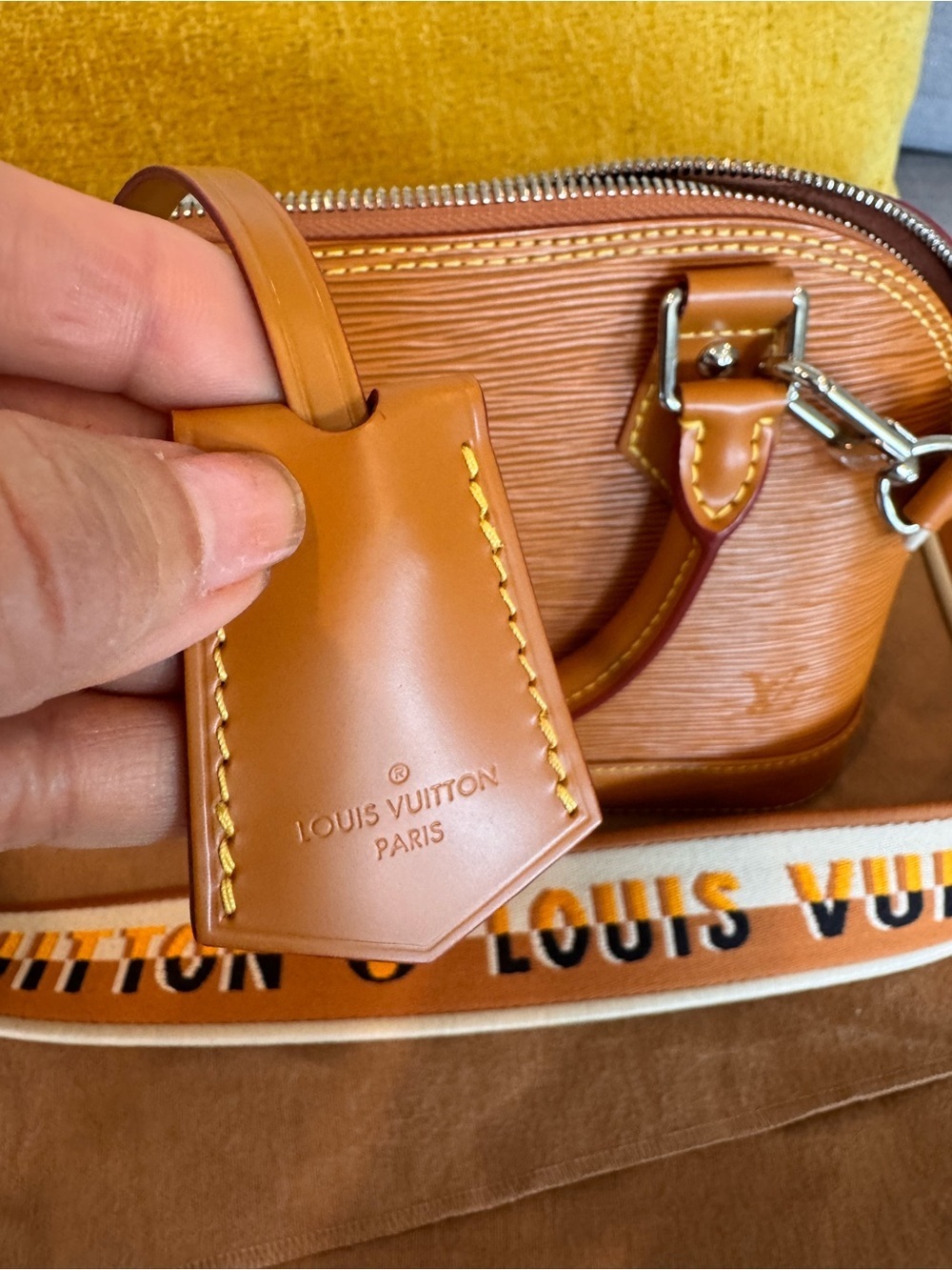 Louis Vuitton Epi Jacquard Alma BB limited edition color in Honey Gold. - Picture 4 of 11